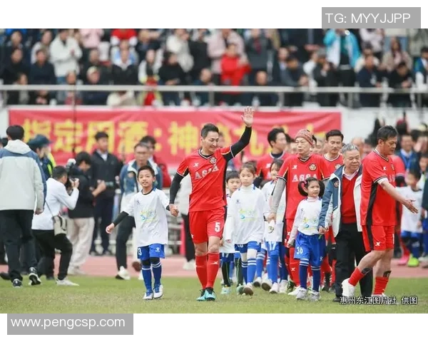 女生挑战足球明星猜谜大赛谁能成为足球知识女神